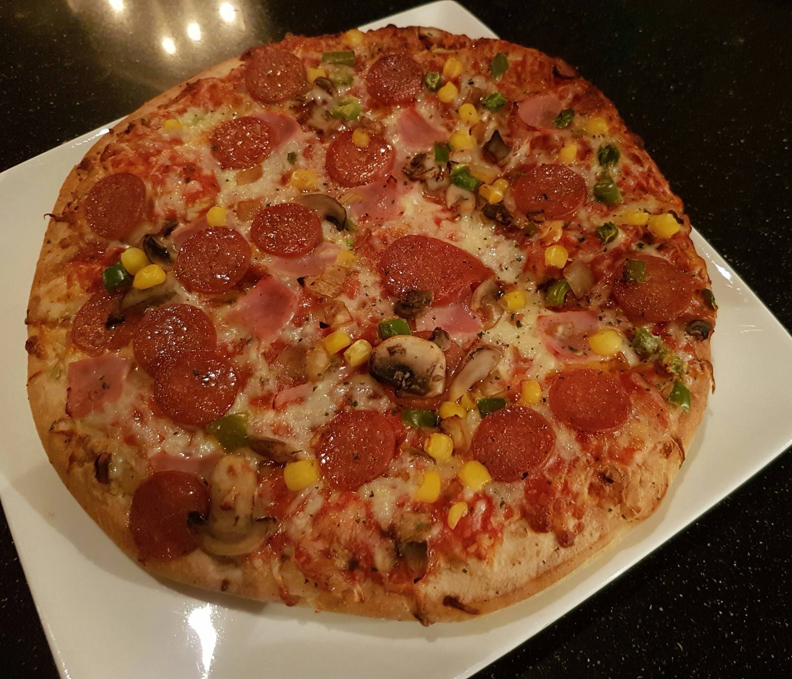 Salami-Pizza mit Champignons
