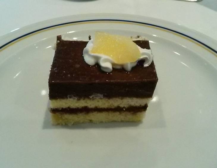 Biskuitschnitte mit Schokoladencreme Biskuitschnitte mit Schokoladencreme