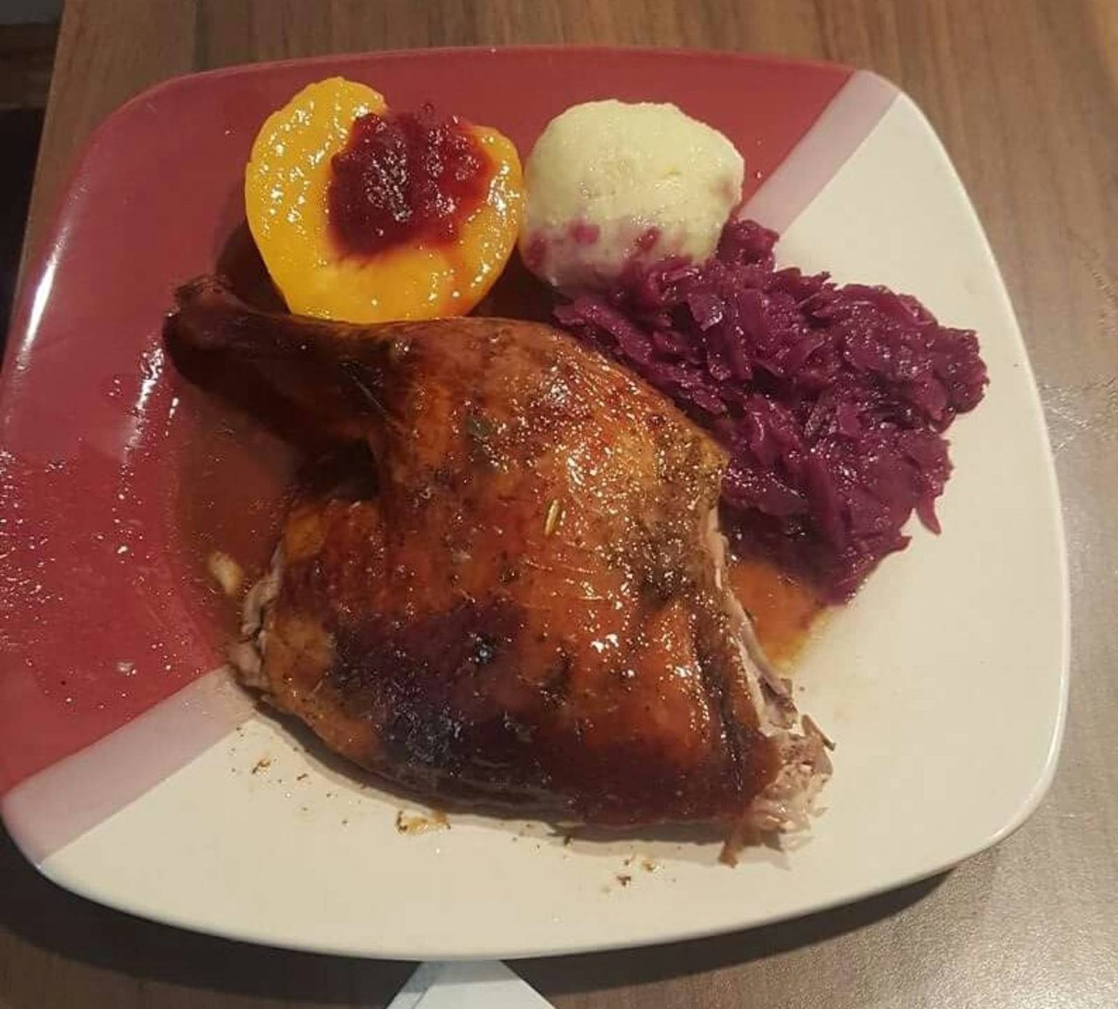 Gans mit Apfel-Rum-Füllung