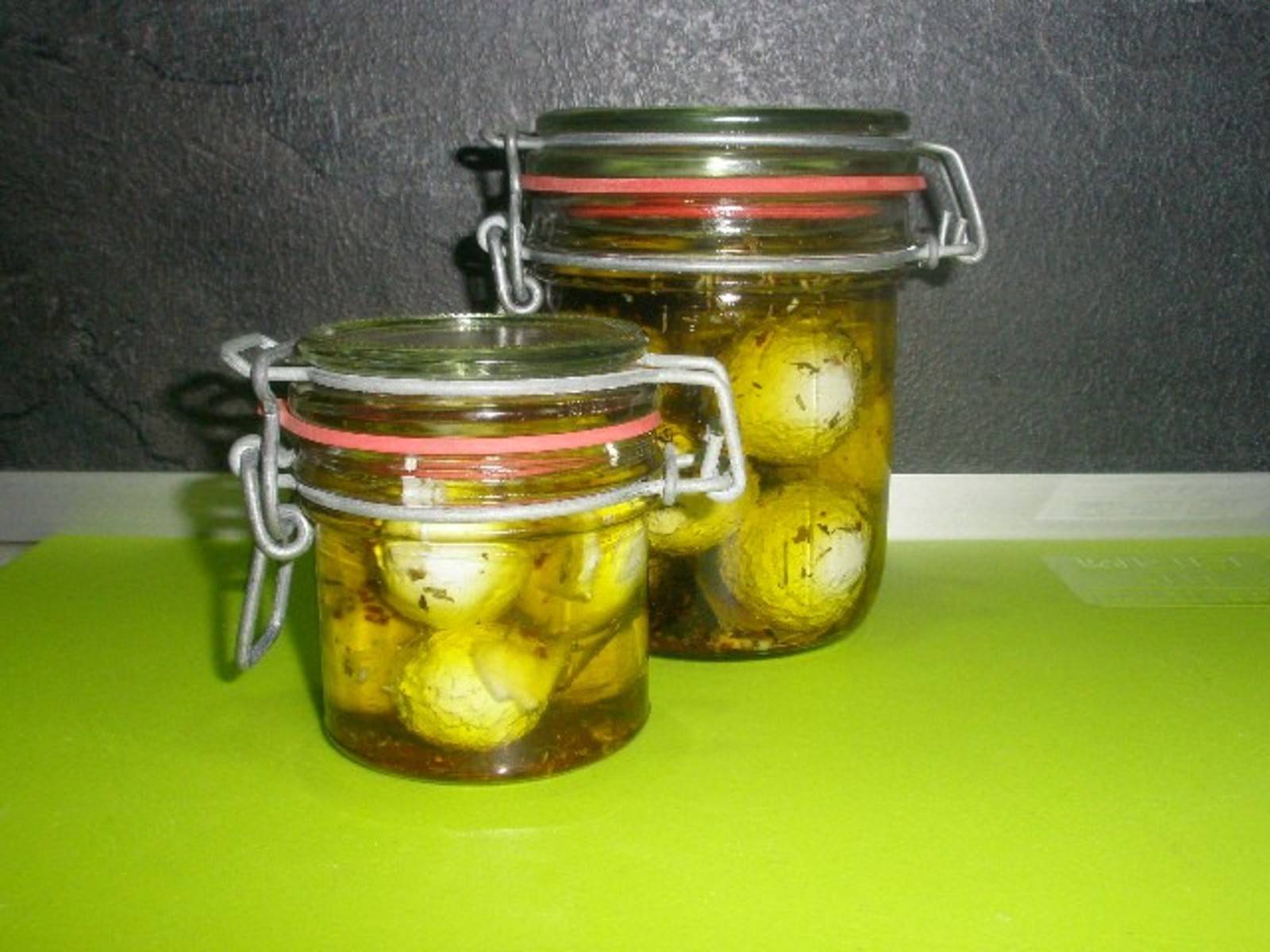 Eingelegte Joghurtbällchen