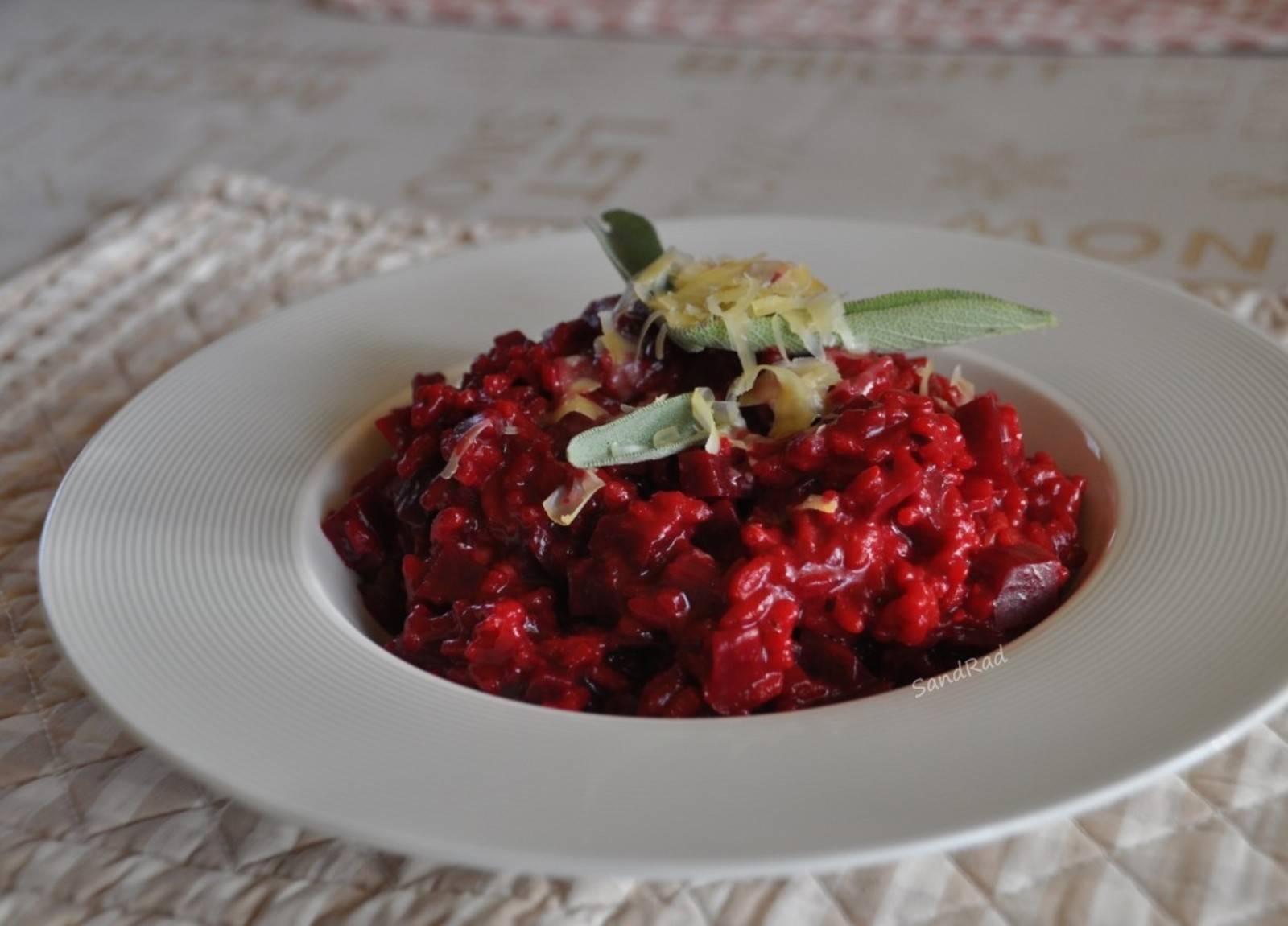 Rote Rüben-Risotto mit Salbei Rezept - ichkoche.ch