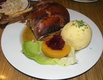 Gebratene Gänsekeule mit Rotkraut und Pflaumenknödel Gebratene Gänsekeule mit Rotkraut und Pflaumenknödel