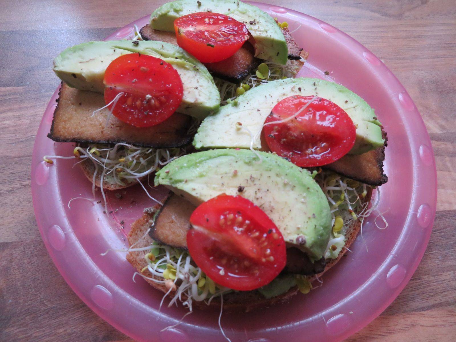 Avocado-Tofu Brote mit Sprossen Rezept - ichkoche.de