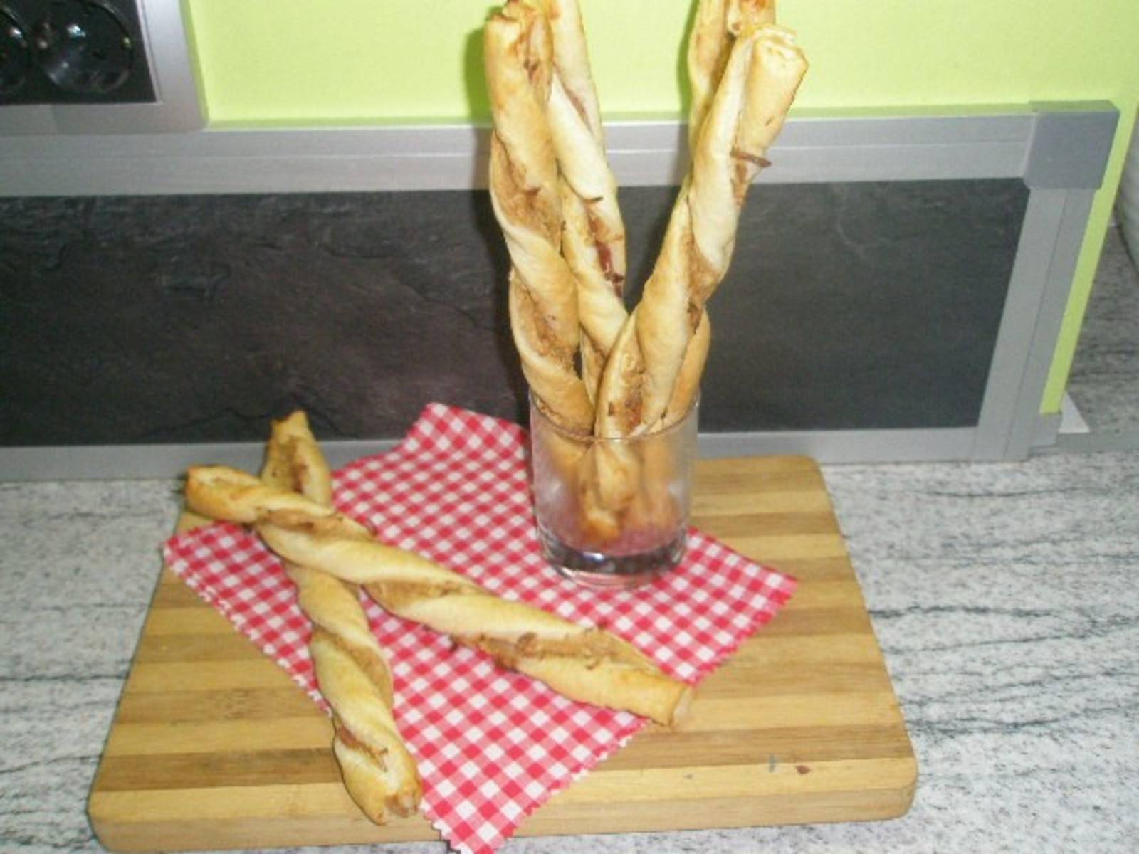 Zwiebel-Blätterteigstangerl