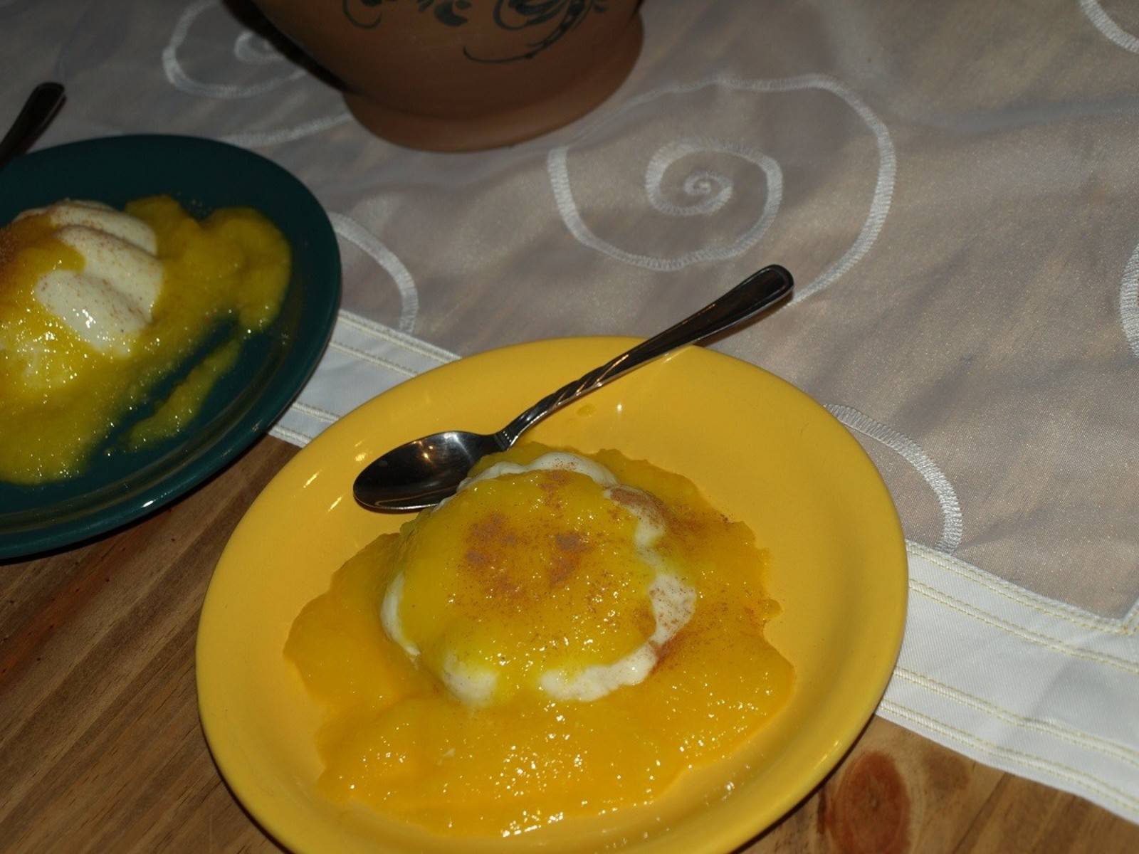 Vanillepudding mit Mangosauce