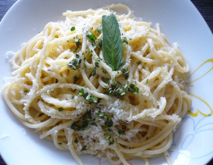 Spaghetti mit Salbeibutter