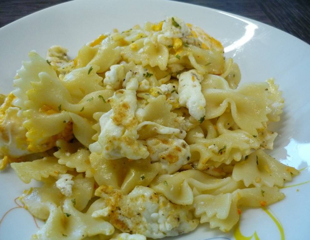 Gebratene Farfalle mit Ei Gebratene Farfalle mit Ei