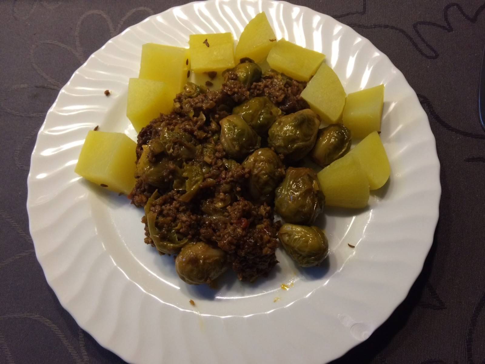 Scharfes Faschiertes mit Kohlsprossen und Kümmelkartoffeln Rezept ... Scharfes Faschiertes mit Kohlsprossen und Kümmelkartoffeln Rezept ...