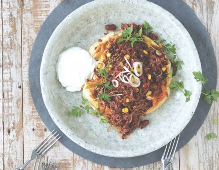 Waffeln mit Chili con Carne und Schokolade