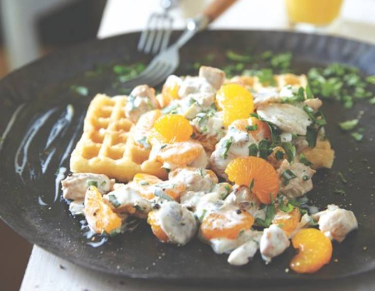 Waffeln mit Chicken Salad und Mandarinen