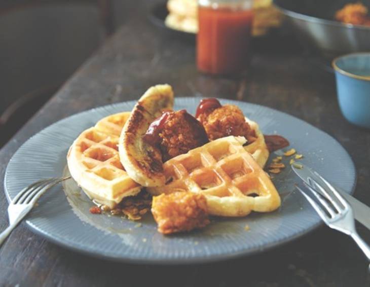 Waffeln mit Knusperhühnchen und Banane