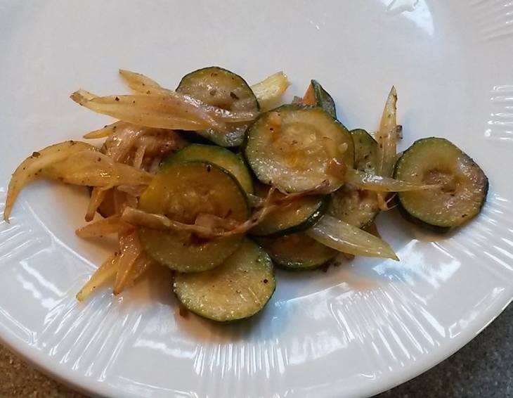 Zucchini-Zwiebelgemüse