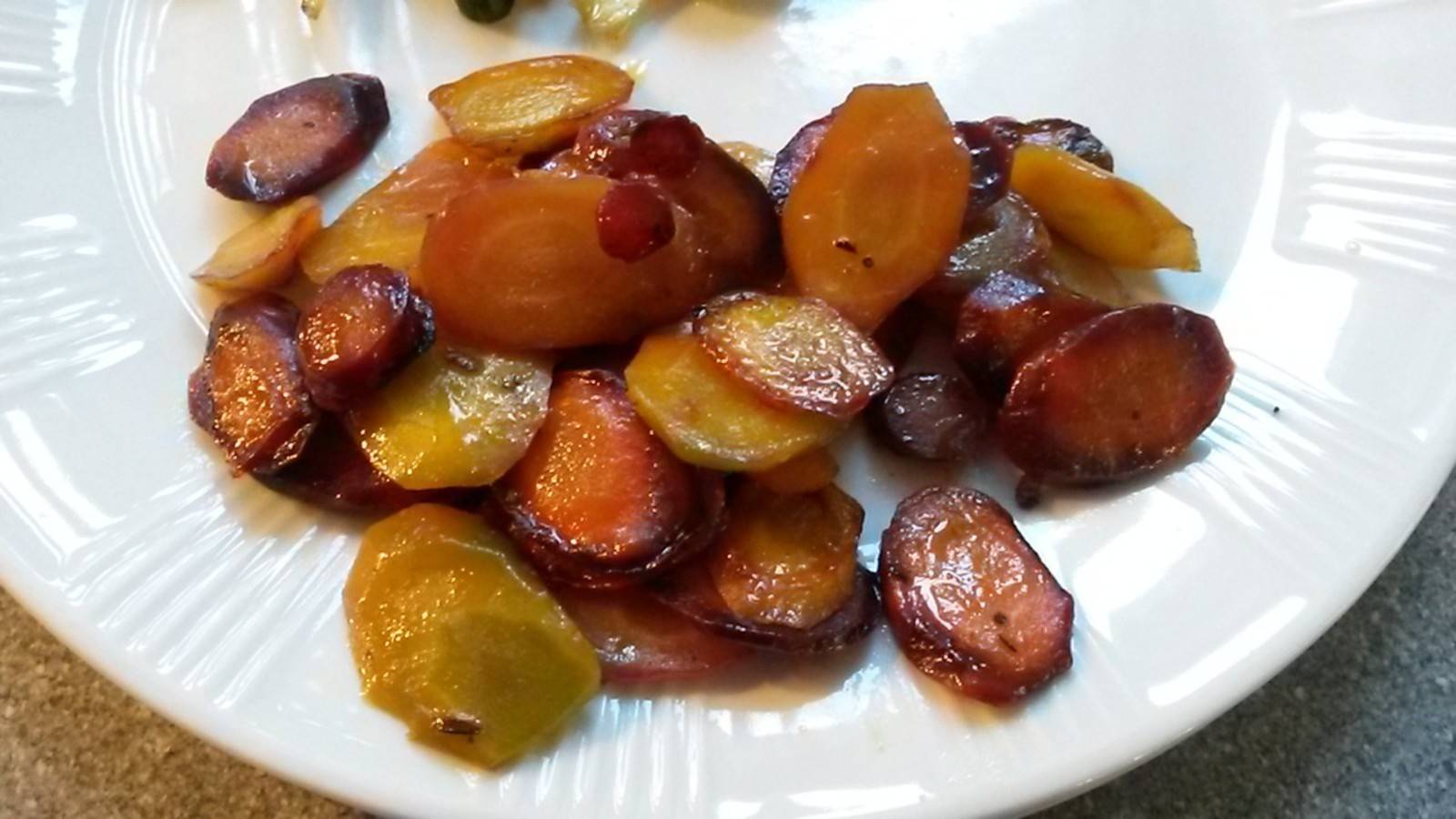 Bunte Karotten mit Butter Rezept - ichkoche.de