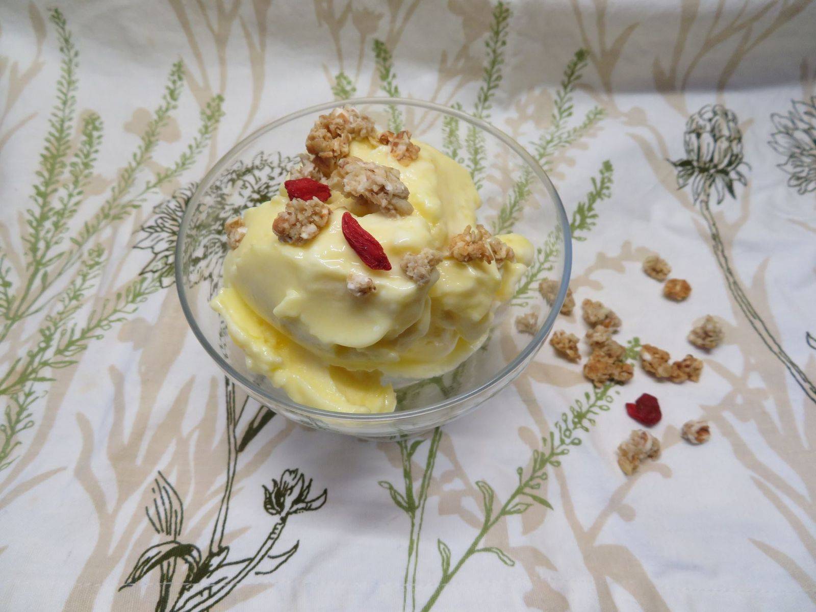 Ananas-Mango Eis mit Müsli Crunch Rezept - ichkoche.de Ananas-Mango Eis mit Müsli Crunch Rezept - ichkoche.de