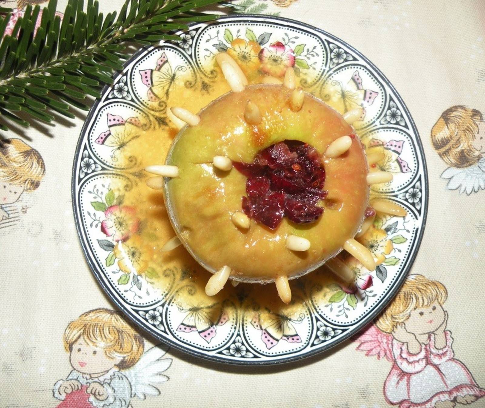 Bratapfel mit Pinienkernen und Cranberries