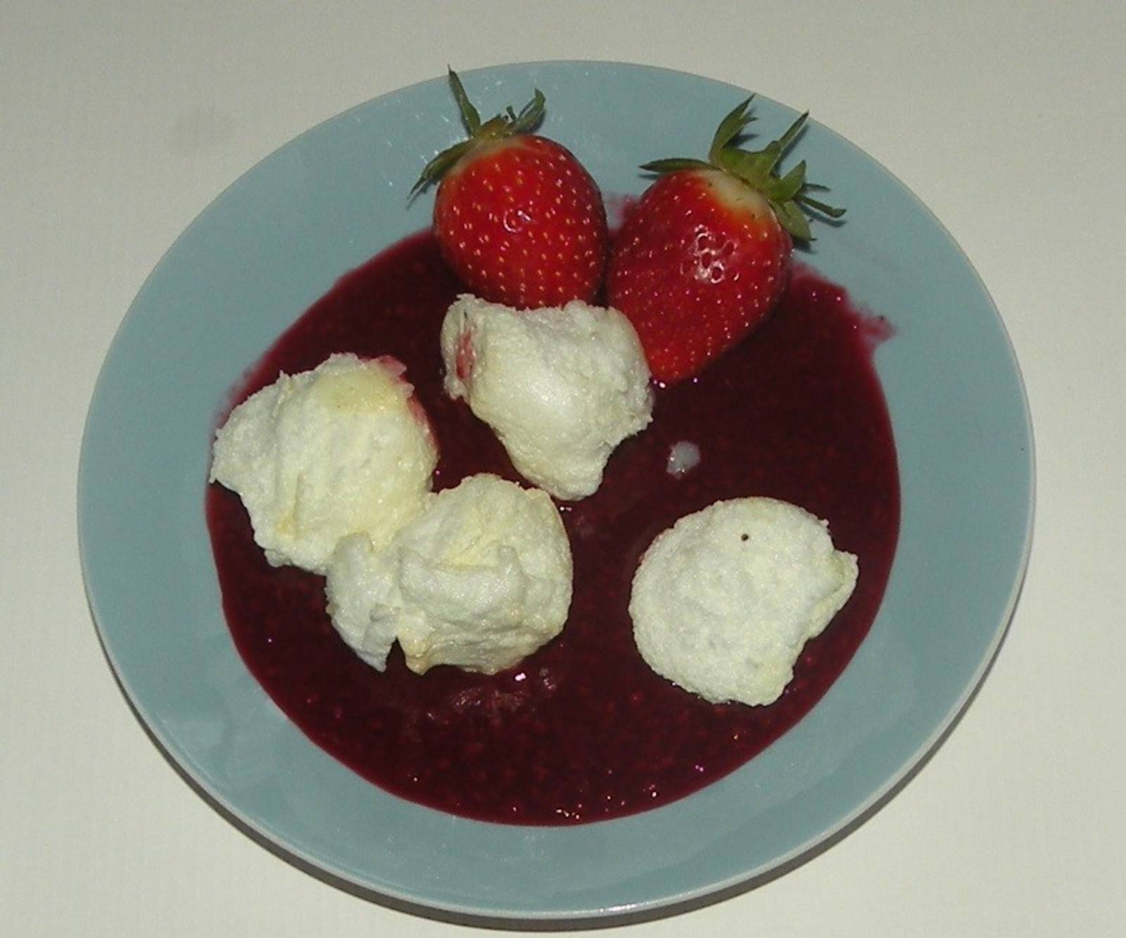 Schneenockerl mit Erdbeersauce Rezept - ichkoche.de