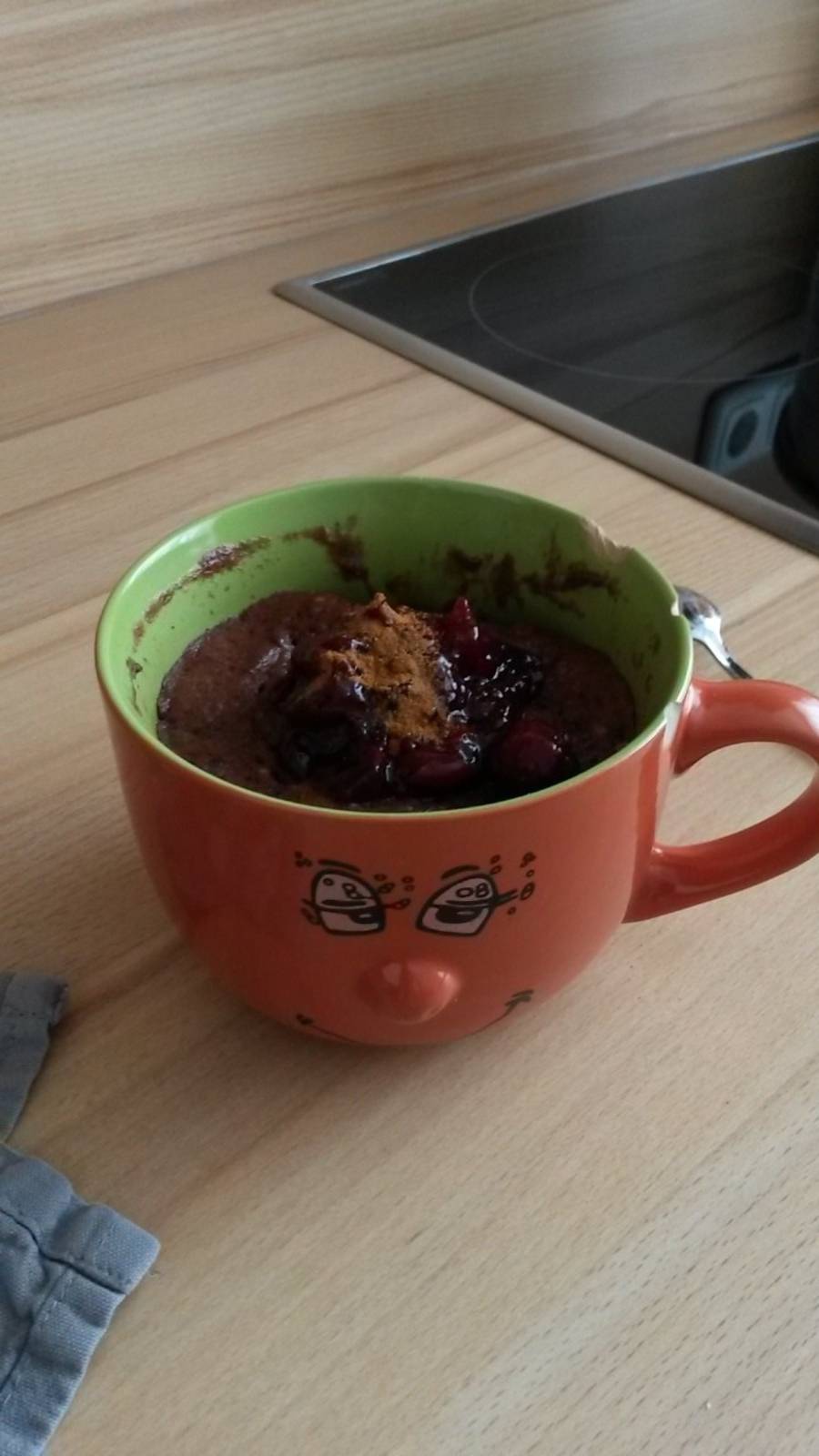 Kirsch-Kakao-Tassenkuchen mit Zimt und Ahornsirup