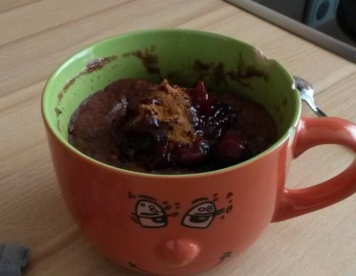 Kirsch-Kakao-Tassenkuchen mit Zimt und Ahornsirup Kirsch-Kakao-Tassenkuchen mit Zimt und Ahornsirup