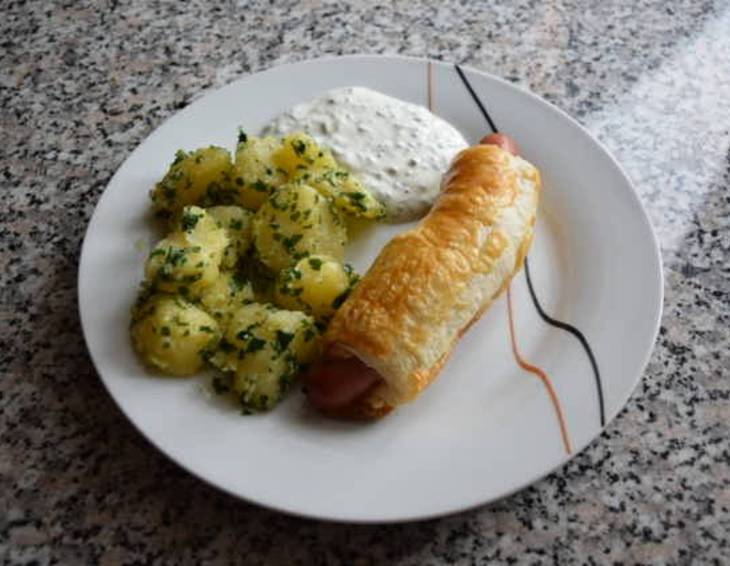 Würstel im Schlafrock mit Petersilerdäpfel und Schnittlauchsauce