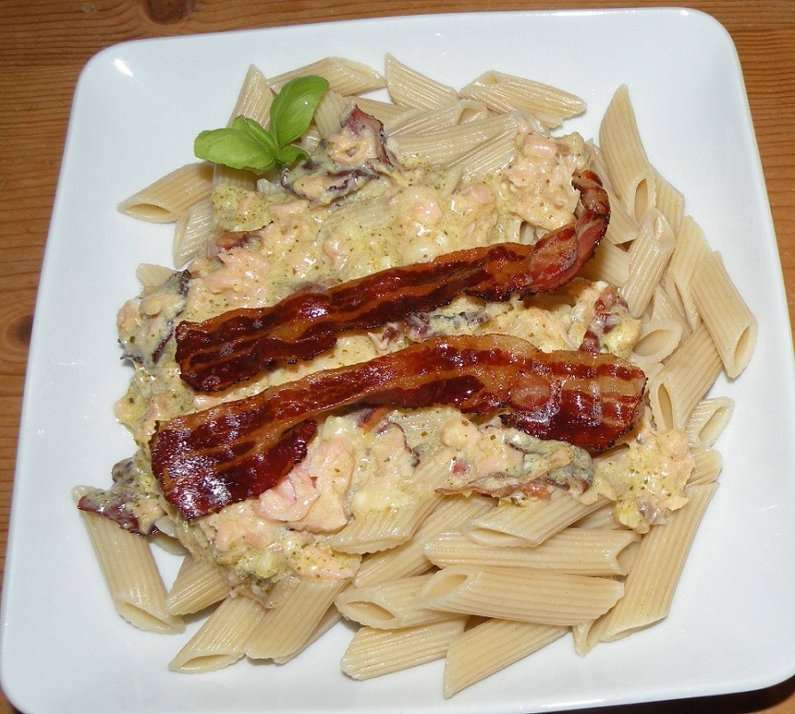 Penne mit Lachssauce und Speck