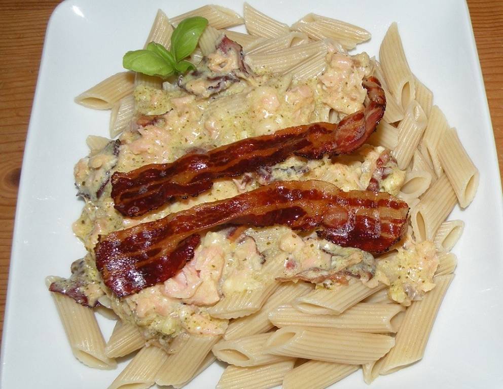 Penne mit Lachssauce und Speck Penne mit Lachssauce und Speck
