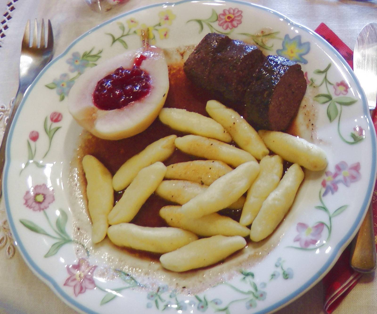 Maibockfilet auf Rotweinsauce mit Schupfnudeln und Preiselbeerbirne