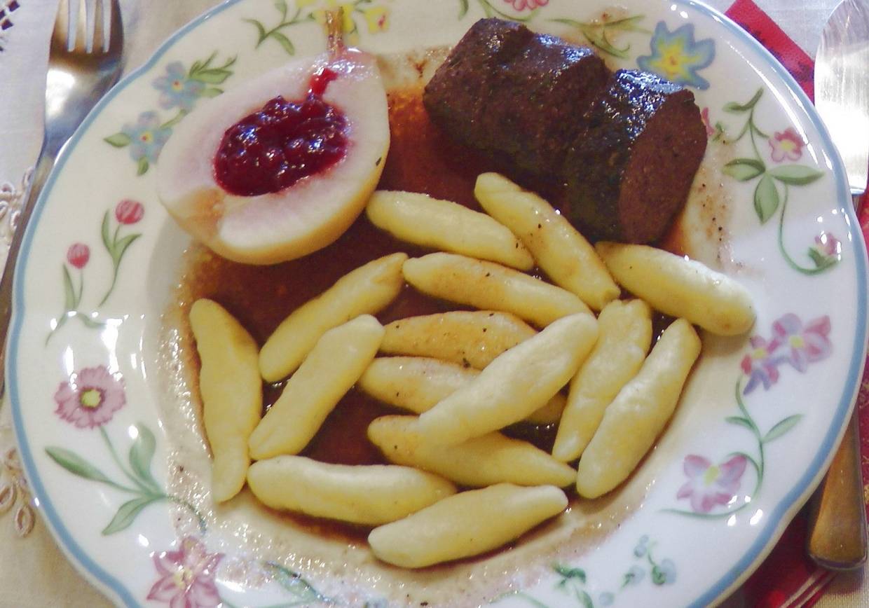 Maibockfilet auf Rotweinsauce mit Schupfnudeln und Preiselbeerbirne ...