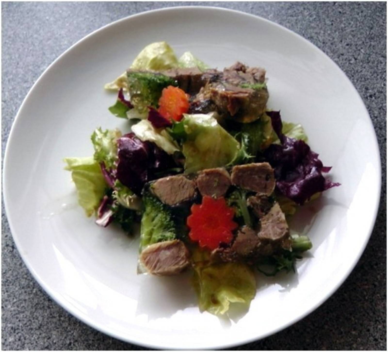 Ochsenschleppsülzchen auf Blattsalat