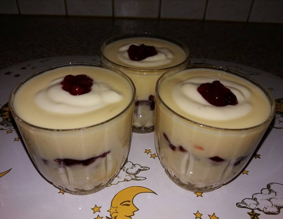 Vanillecreme mit Preiselbeerkompott Vanillecreme mit Preiselbeerkompott