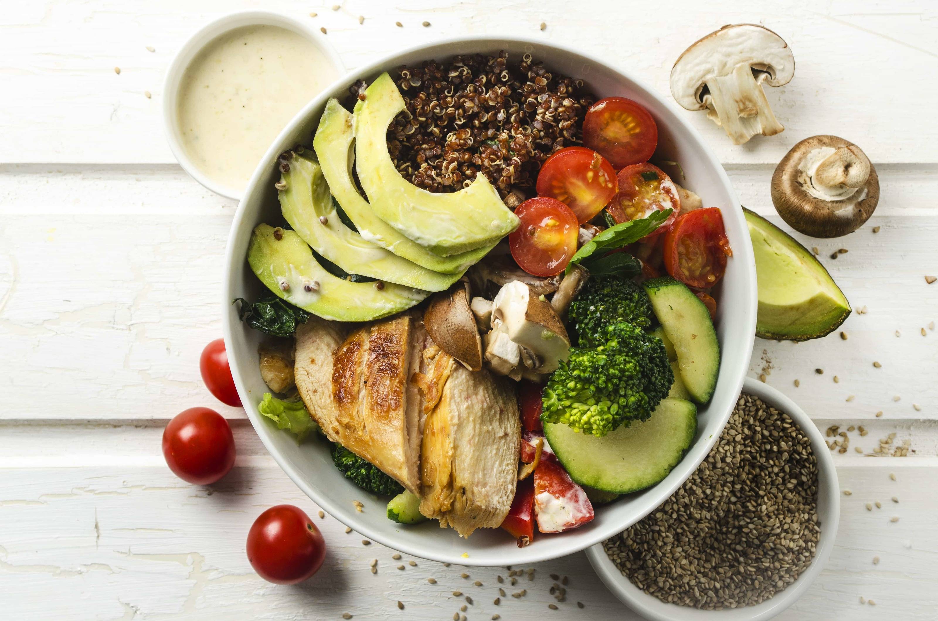 Buddha Bowl mit Huhn und Quinoa