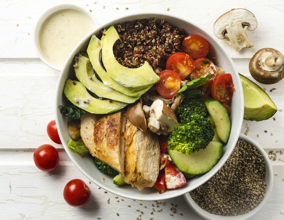 Buddha Bowl mit Huhn und Quinoa Buddha Bowl mit Huhn und Quinoa