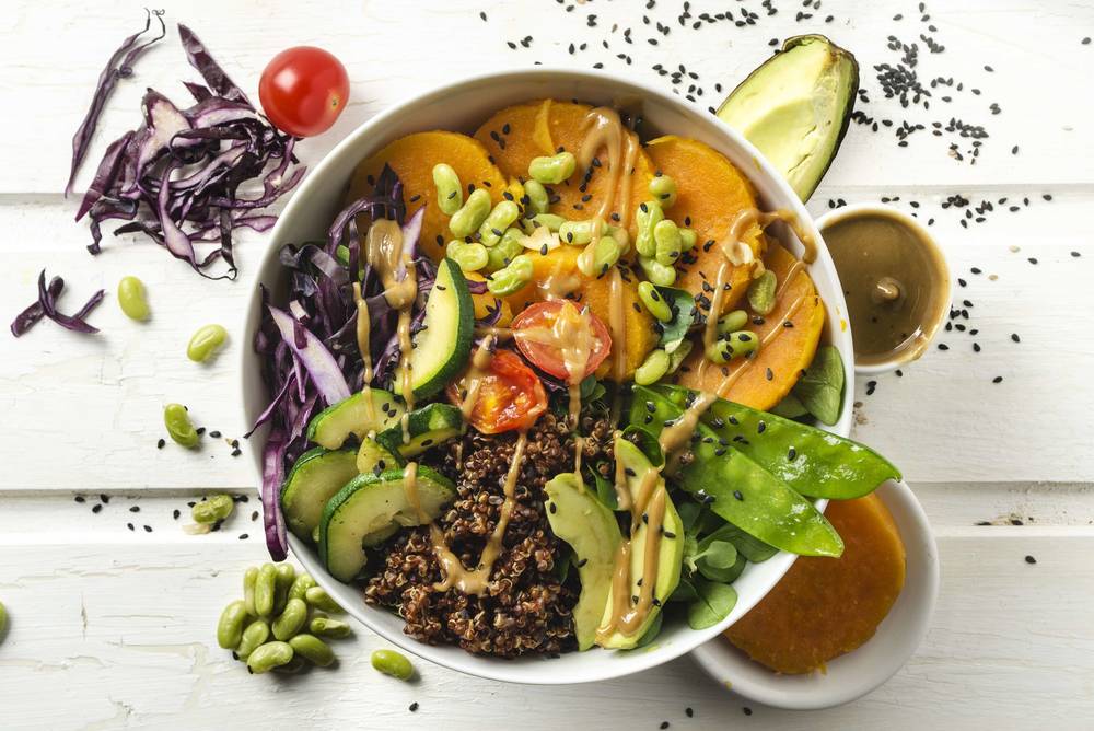 Buddha-Bowl mit Süßkartoffel und Quinoa Buddha-Bowl mit Süßkartoffel und Quinoa