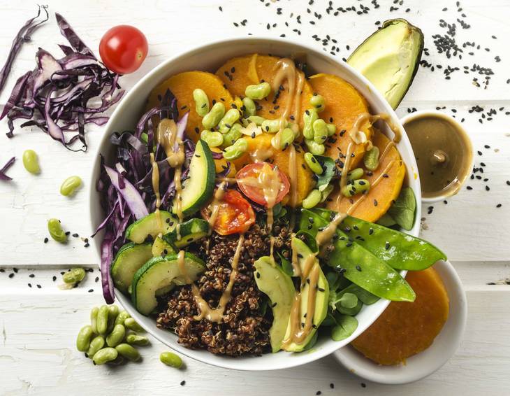 Buddha Bowl mit Süßkartoffel und Quinoa Buddha Bowl mit Süßkartoffel und Quinoa