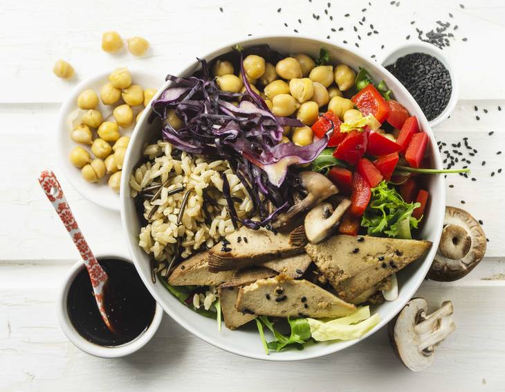 Buddha Bowl mit Tofu und Wildreis