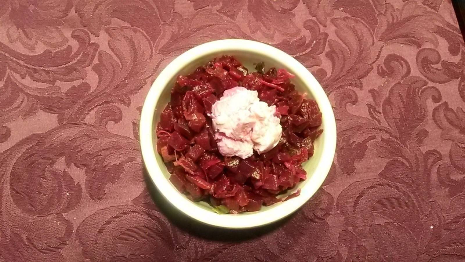 Roter Rübensalat mit Frischkäsekren Rezept - ichkoche.de Roter Rübensalat mit Frischkäsekren Rezept - ichkoche.de