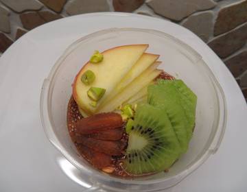 Orangen-Chiapudding mit Kiwi und Pistazien Orangen-Chiapudding mit Kiwi und Pistazien