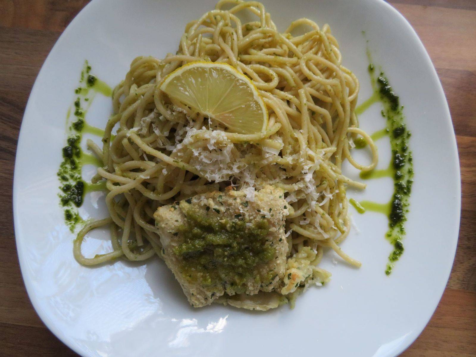 Zitronenspaghetti mit Pesto und Kräuterfisch Rezept - ichkoche.de