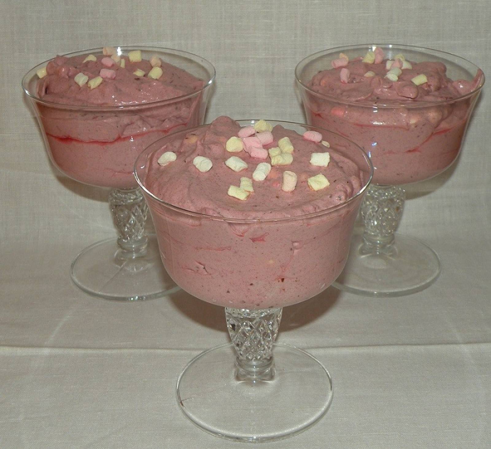 Himbeercreme mit Mini-Marshmallows Rezept - ichkoche.ch