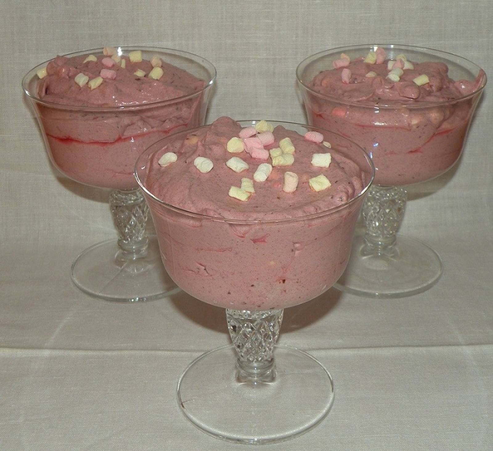 Himbeercreme mit Mini-Marshmallows