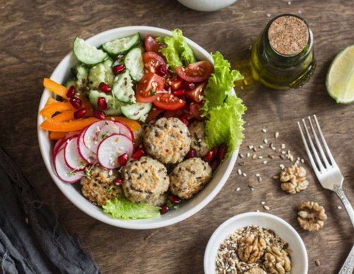 Buddha Bowl mit Falafel und Granatapfel