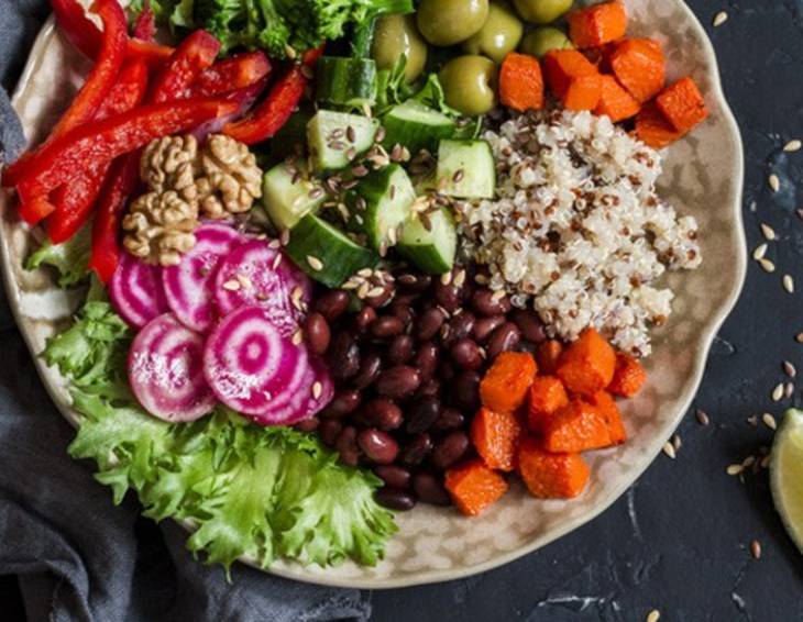 Buddha Bowl mit Bohnen und Oliven