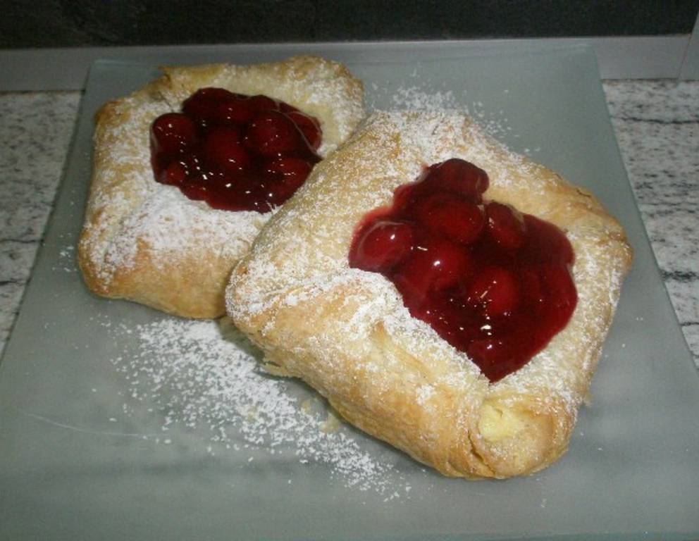 Kopenhagener Gebäck mit Kirschen Kopenhagener Gebäck mit Kirschen
