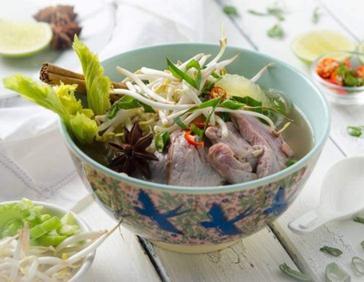 Pho mit Rindfleisch und buntem Gemüse