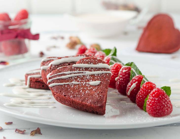 Red Velvet Pancakes mit Frischkäseglasur Red Velvet Pancakes mit Frischkäseglasur