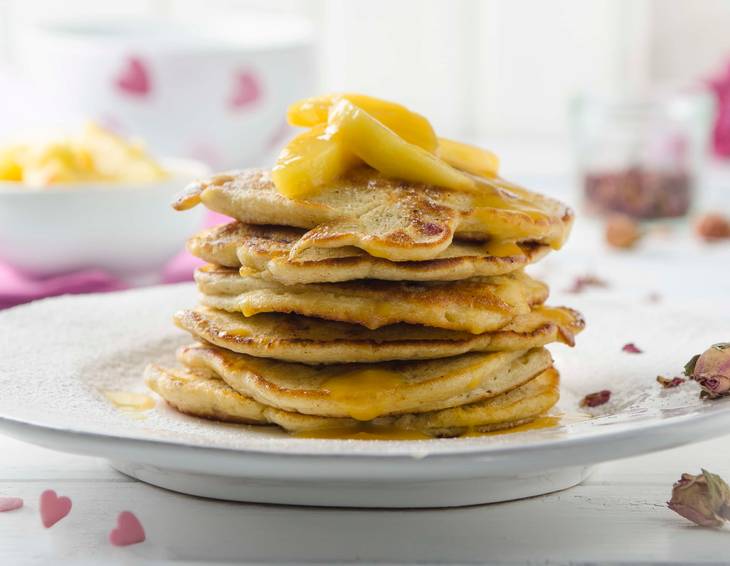 Granatapfel-Pancakes mit karamellisierten Äpfeln Granatapfel-Pancakes mit karamellisierten Äpfeln