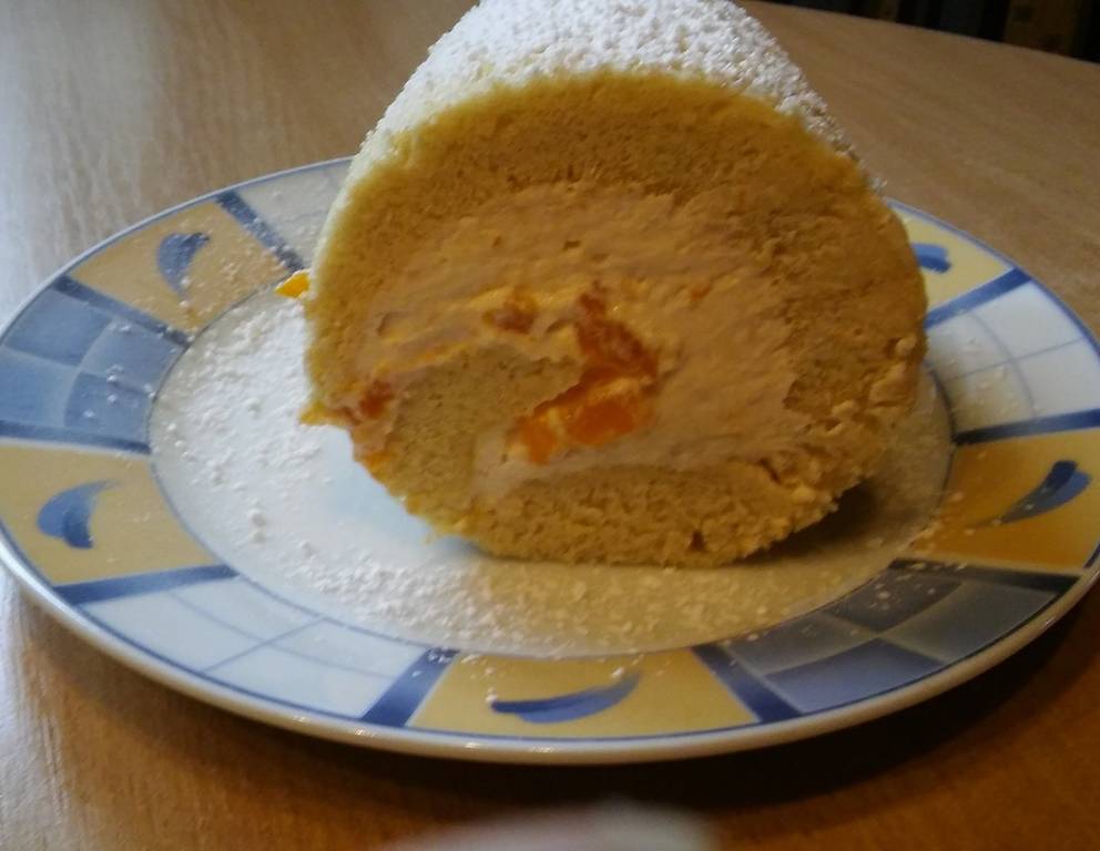 Biskuitroulade mit Mandarinencreme Biskuitroulade mit Mandarinencreme