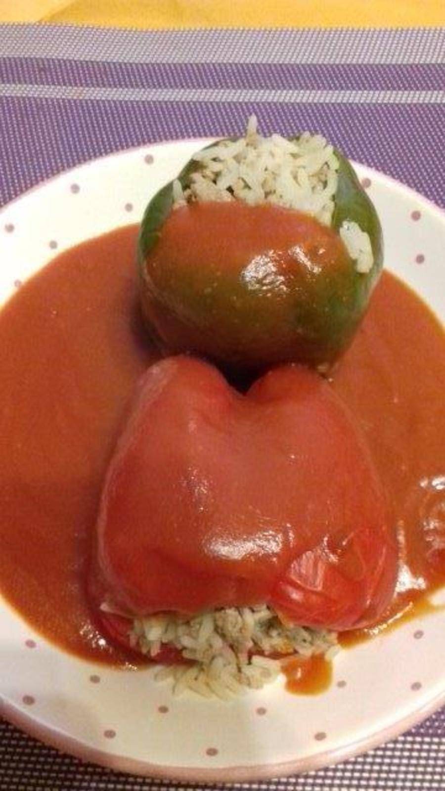 Gefüllte Paprika in Tomatensauce