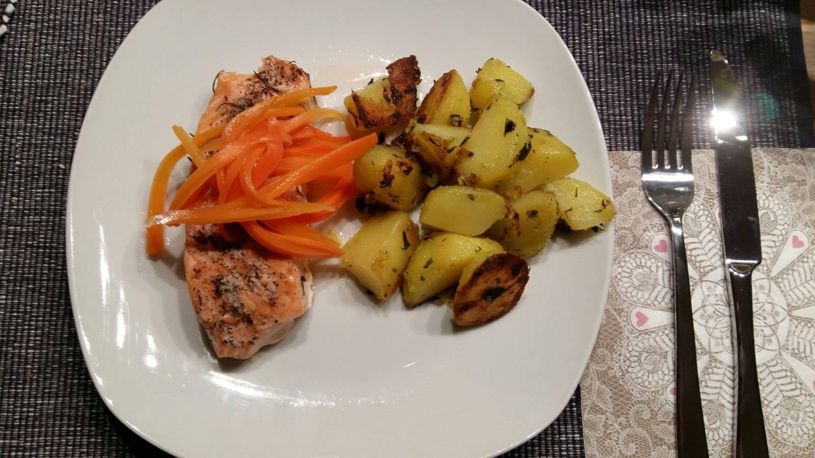 Lachs im Backpapier mit Kartoffeln