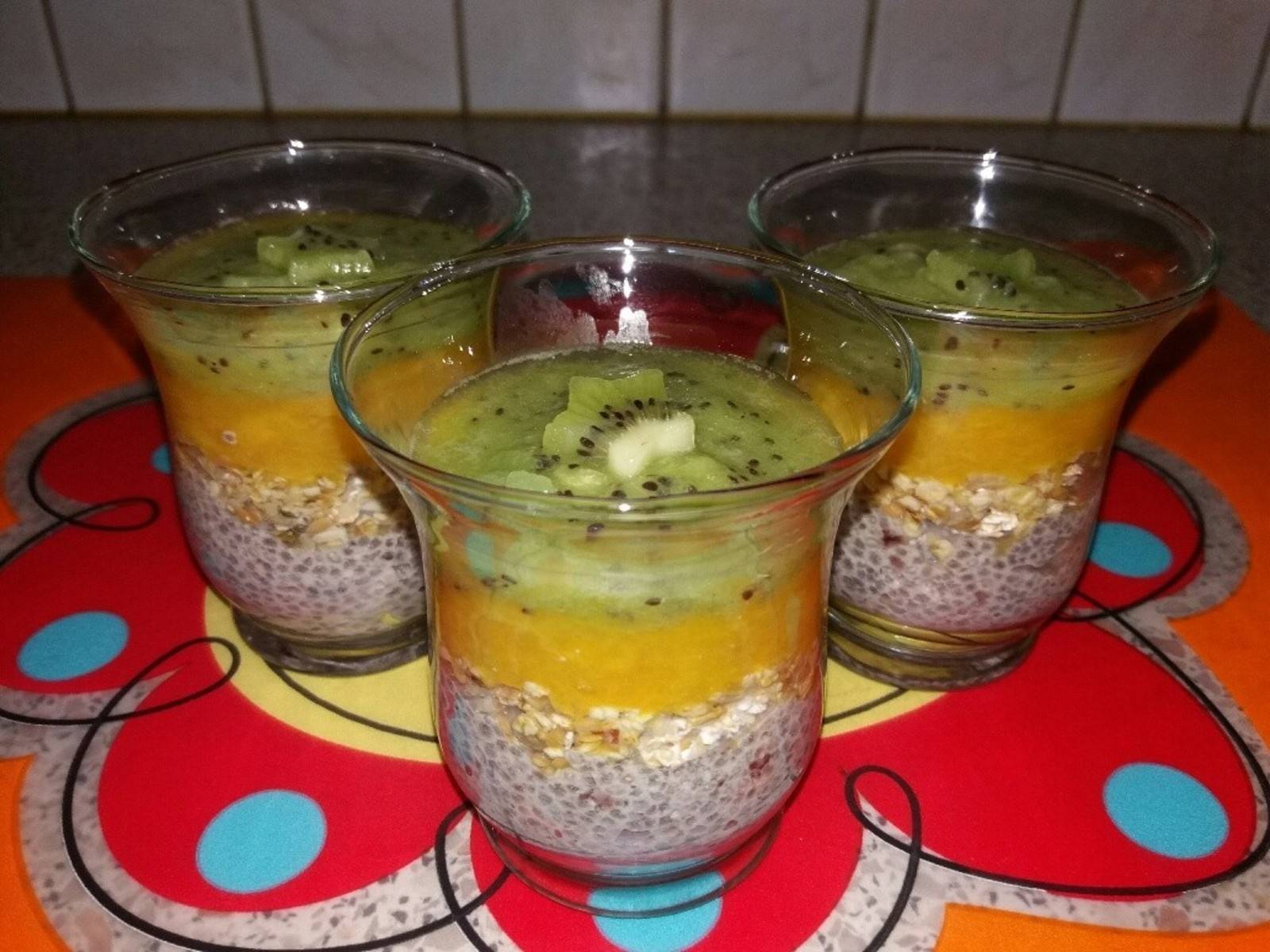 schicht dessert mit griechischem joghurt