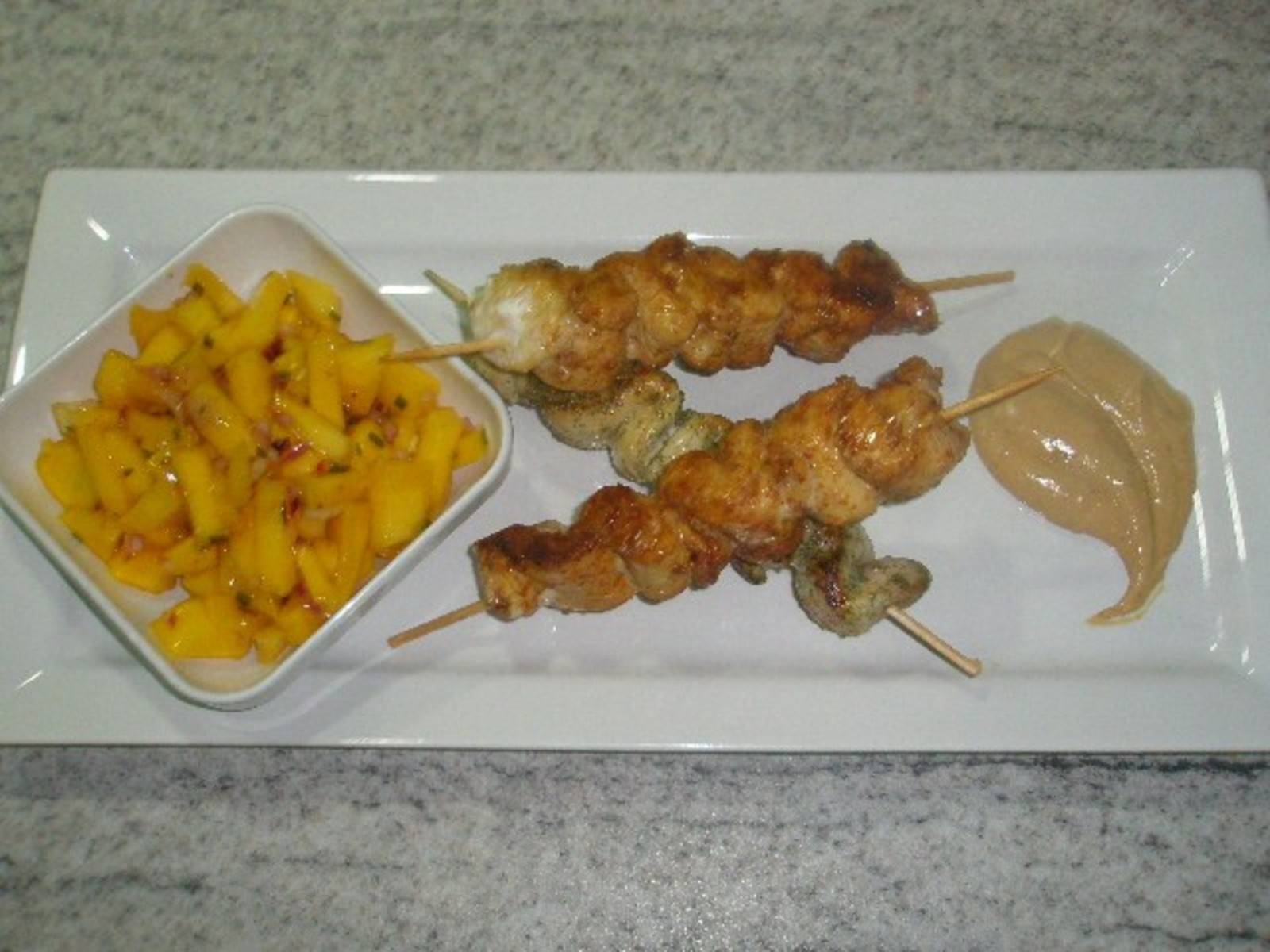Hühnersate mit Mangosalat und Erdnusssauce